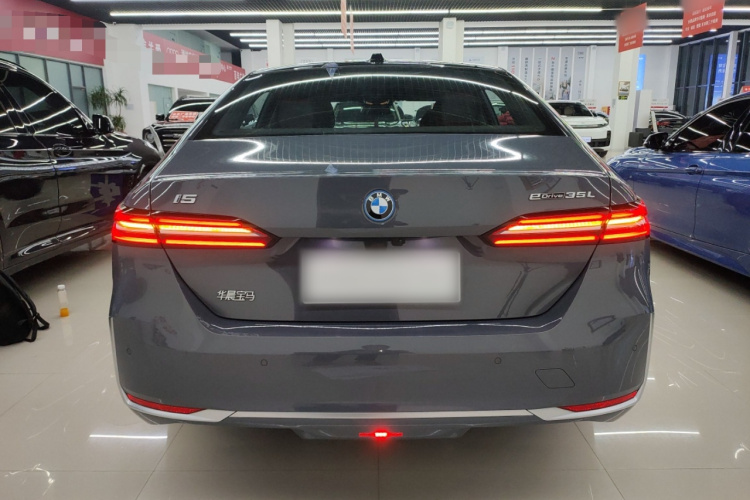 BMW i5 2025 car image #6