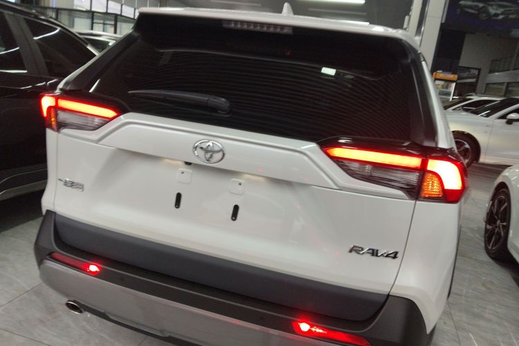Toyota RAV4 2023 car image #6