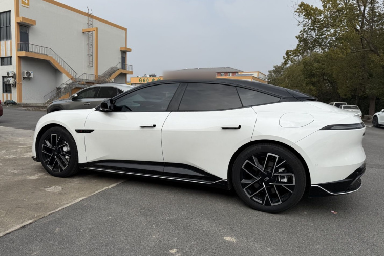 Avatr 06 2025 car image #6