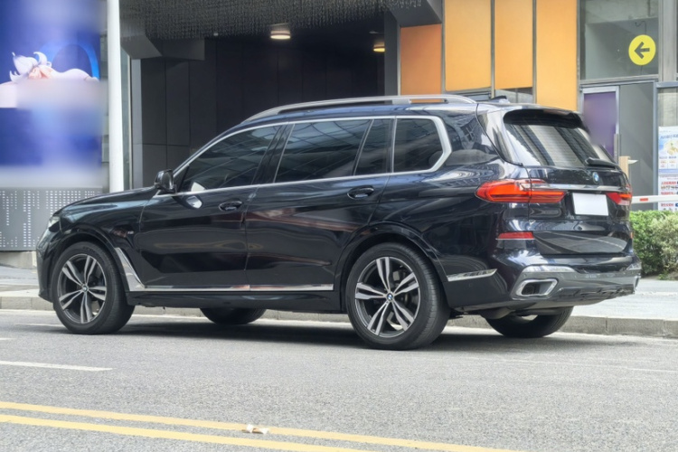 BMW X7 2020 car image #6