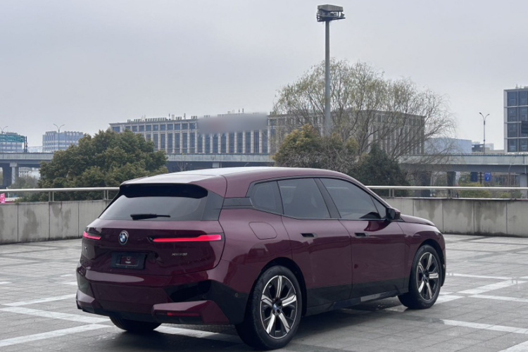 BMW iX 2024 car image #6