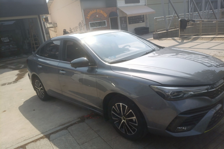 Roewe i5 2021 #6 Roewe i5 2021 car image #6