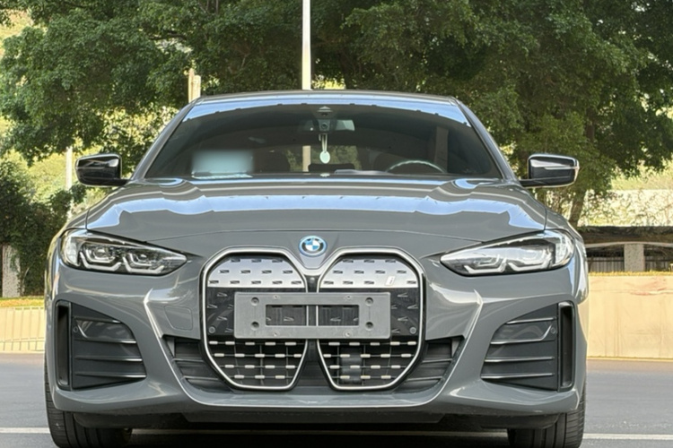 BMW i4 2022 car image #6