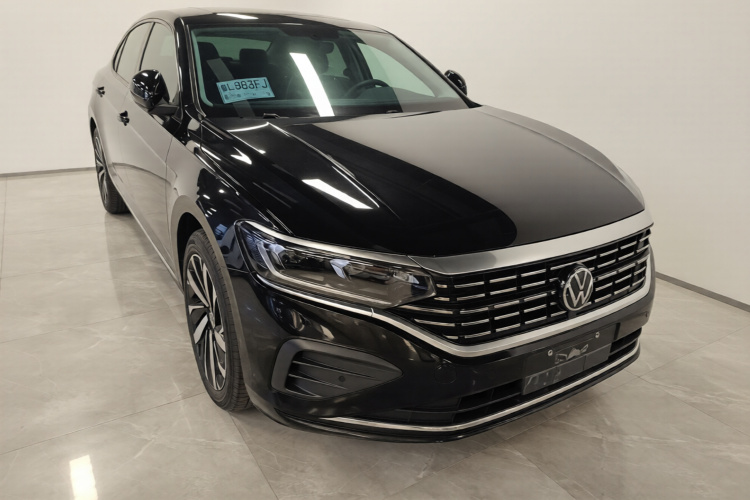 Volkswagen Passat 2025 immagine di auto #6