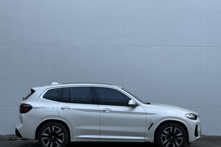 BMW iX3 2023 immagine di auto #6