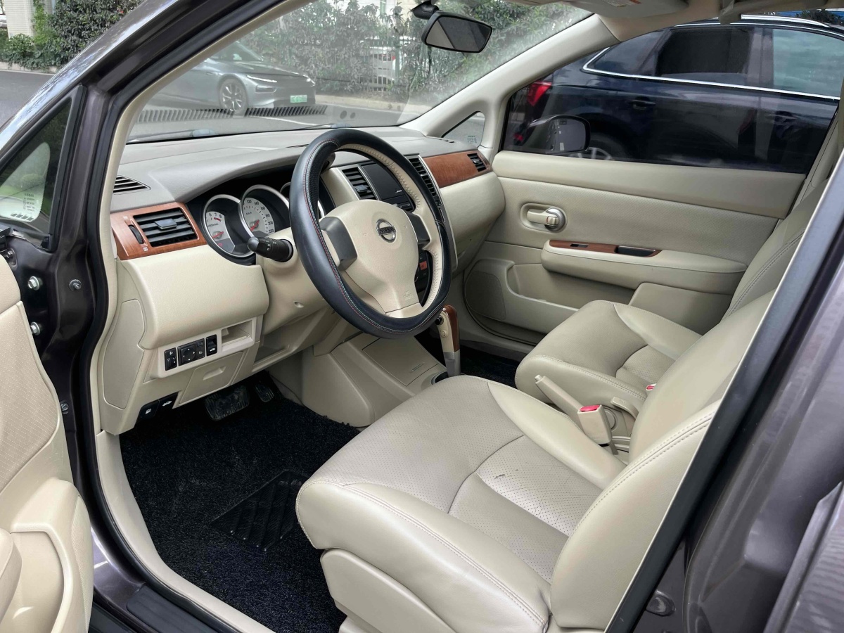 Nissan Tiida Sedan 2010 صورة سيارة #6