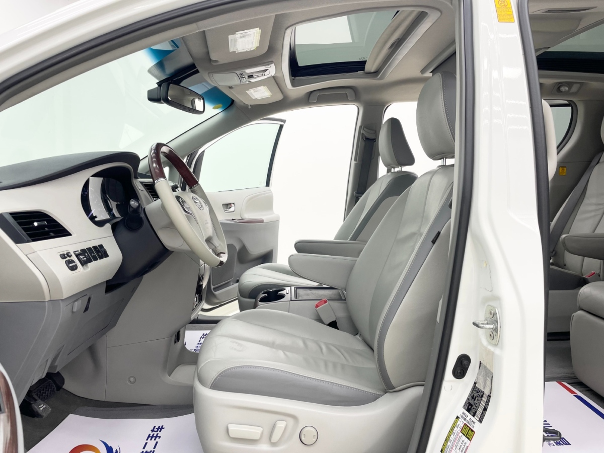 Toyota SIENNA 2010 car image #6