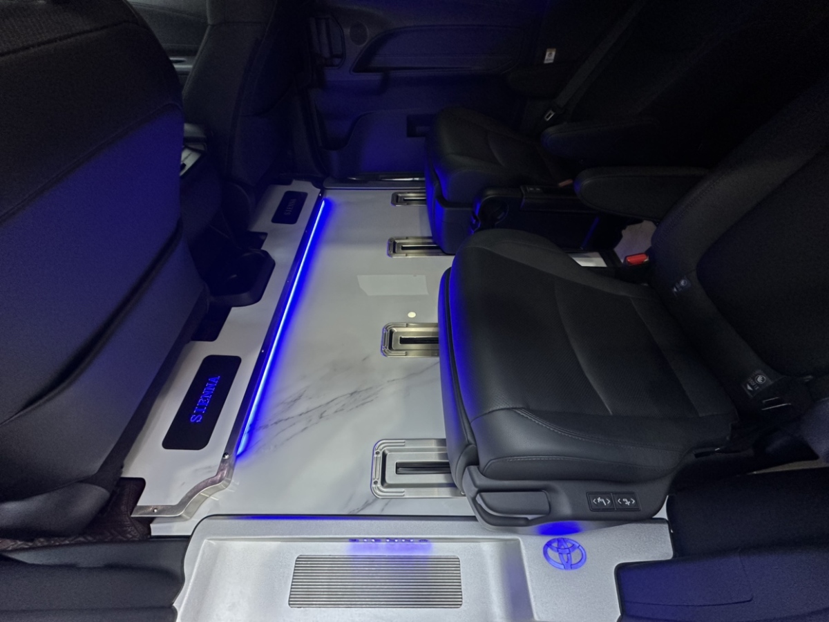 Toyota Sienna 2023 image de voiture #6