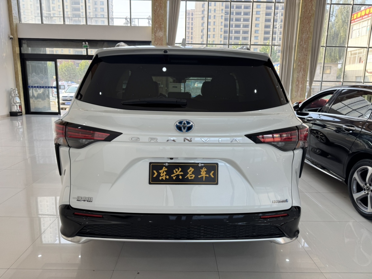 Toyota Granvia 2024 car image #6