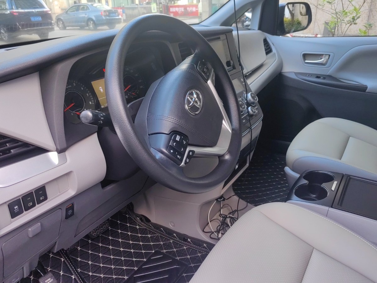 Toyota SIENNA 2015 #6 Toyota SIENNA 2015 car image #6