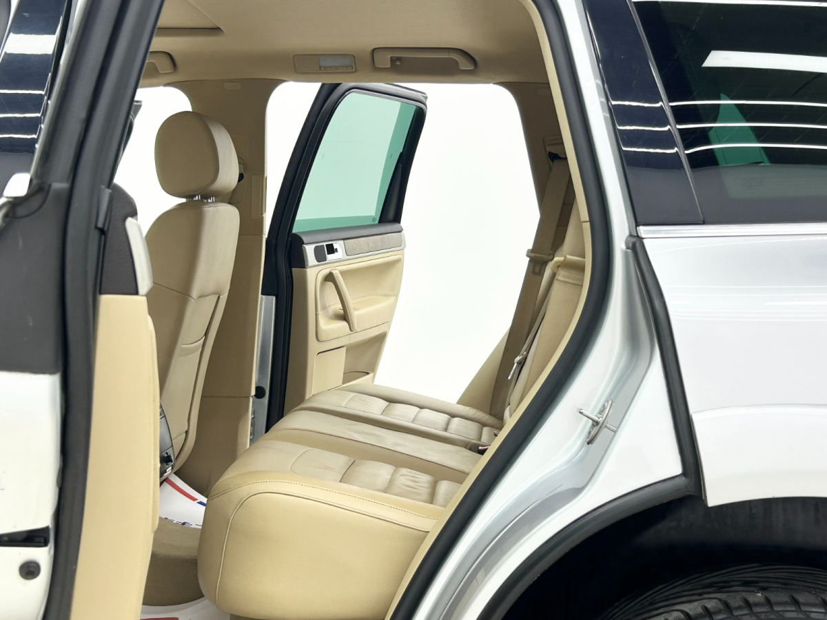Volkswagen Touareg 2010 car image #6