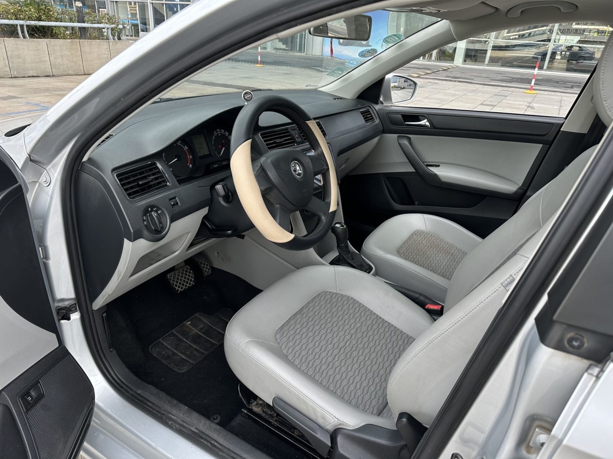 Skoda Rapid 2014 car image #6