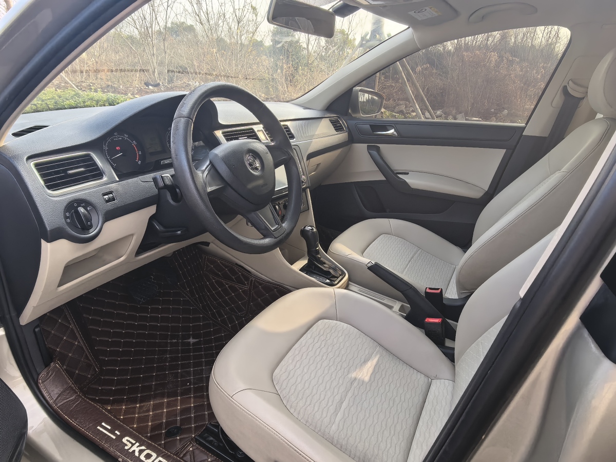 Skoda Rapid 2014 car image #6