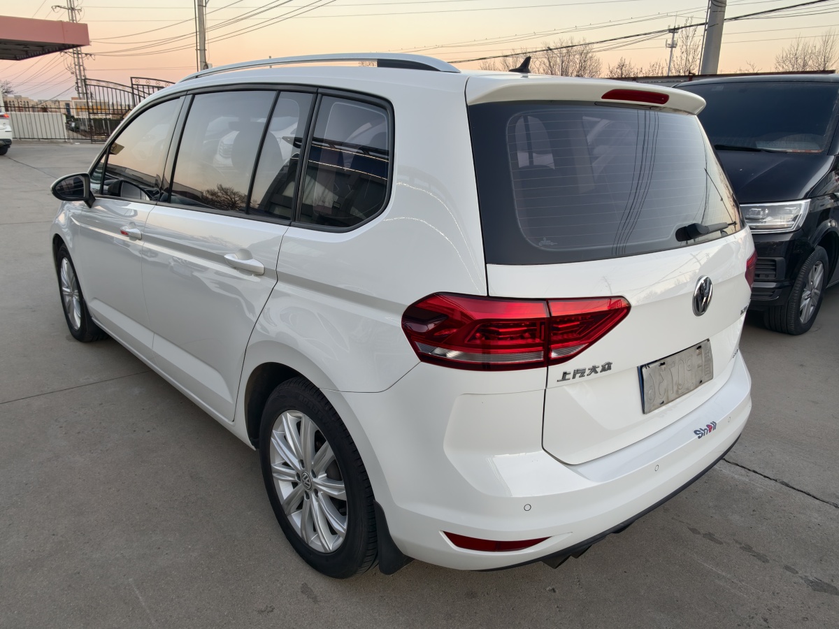 Volkswagen Touran 2018 car image #6