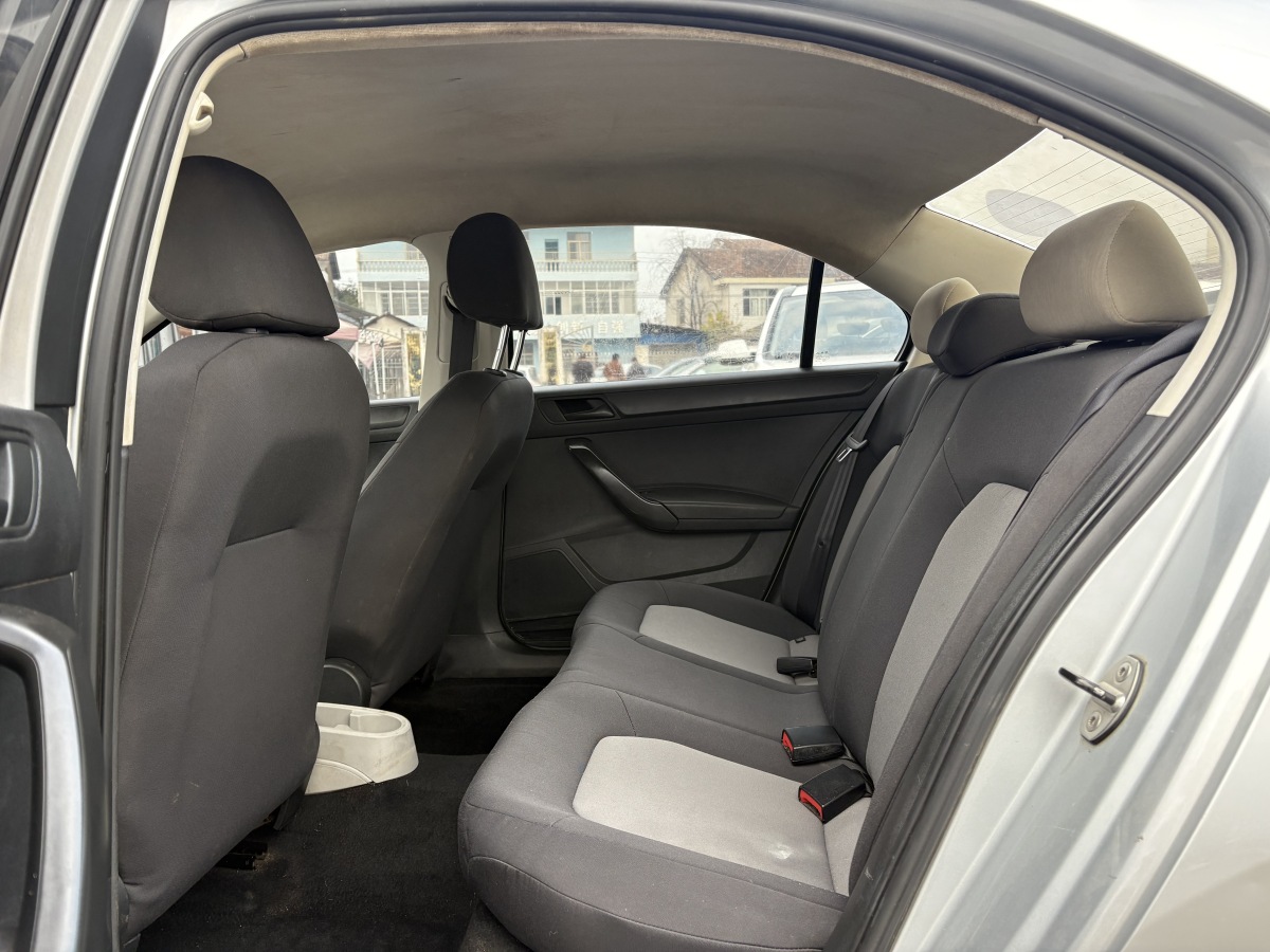 Skoda Rapid 2013 immagine di auto #6