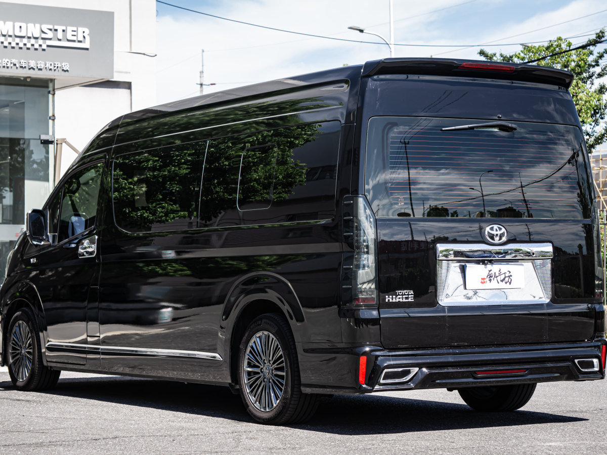 Toyota Hiace 2024 car image #6