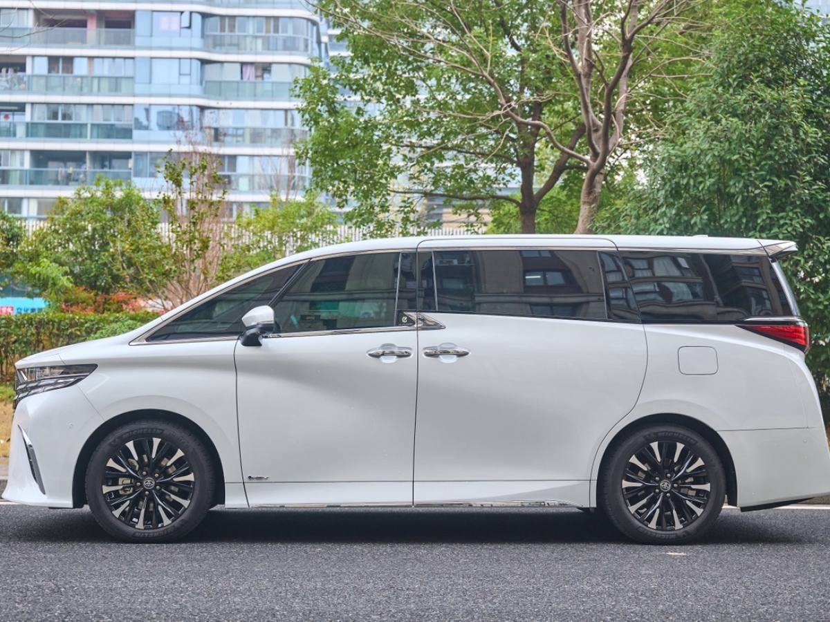 Toyota Alphard 2024 car image #6