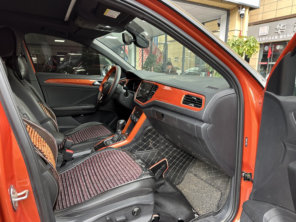 Volkswagen T-Roc 2018 car image #6