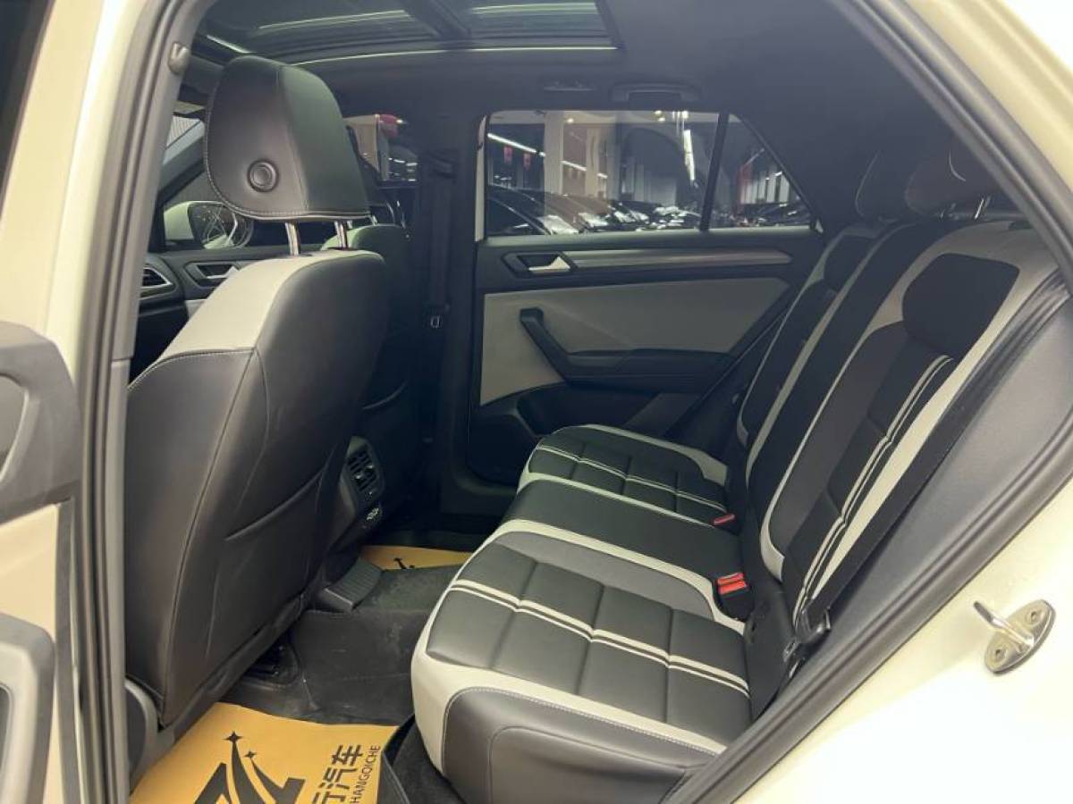 Volkswagen T-Roc 2023 car image #6