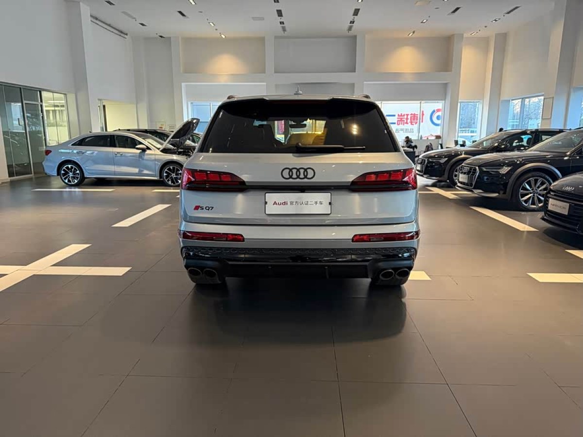 Audi SQ7 2025 car image #6