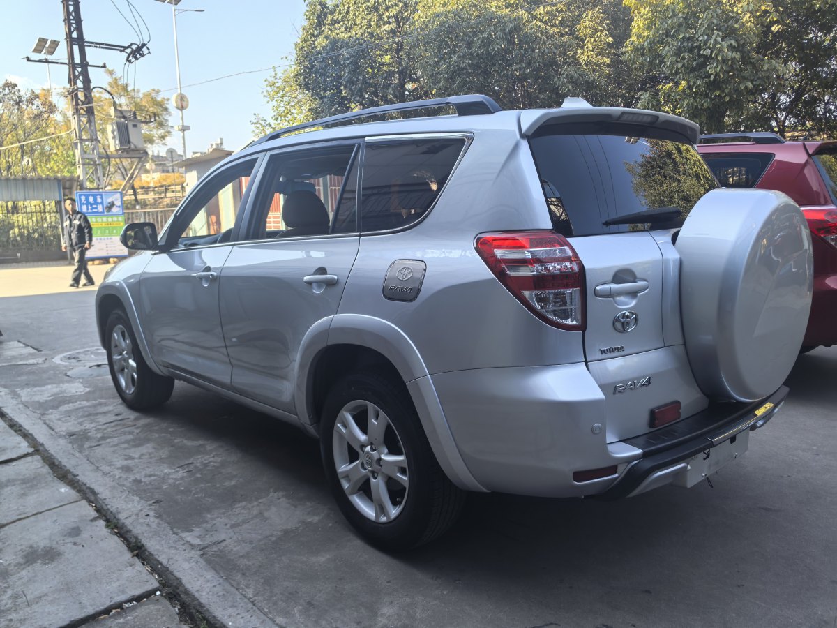 Toyota RAV4 2012 car image #6