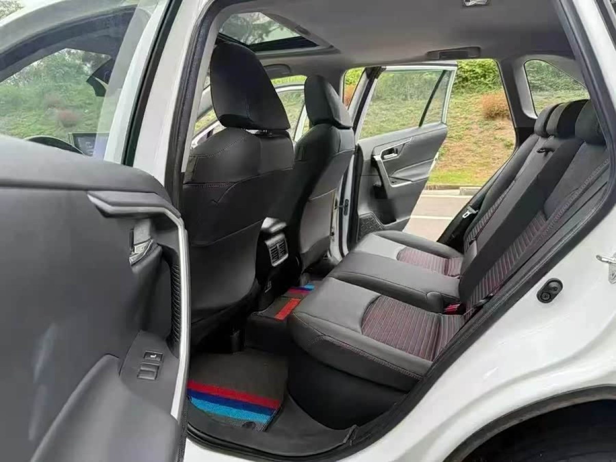 Toyota RAV4 Hybird E+ 2022 immagine di auto #6