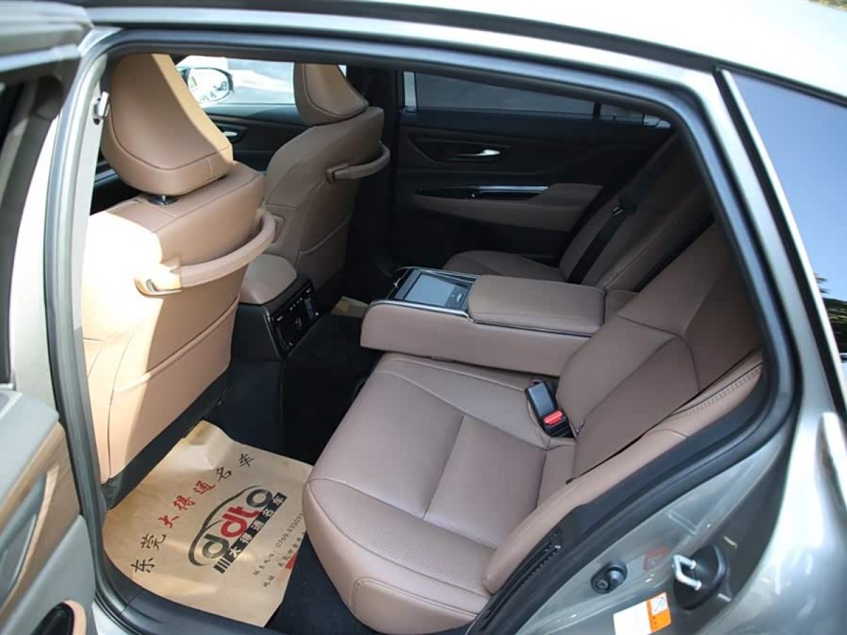 Toyota Crown 2025 صورة سيارة #6