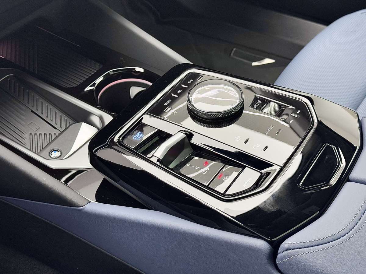 BMW i5 2025 car image #6