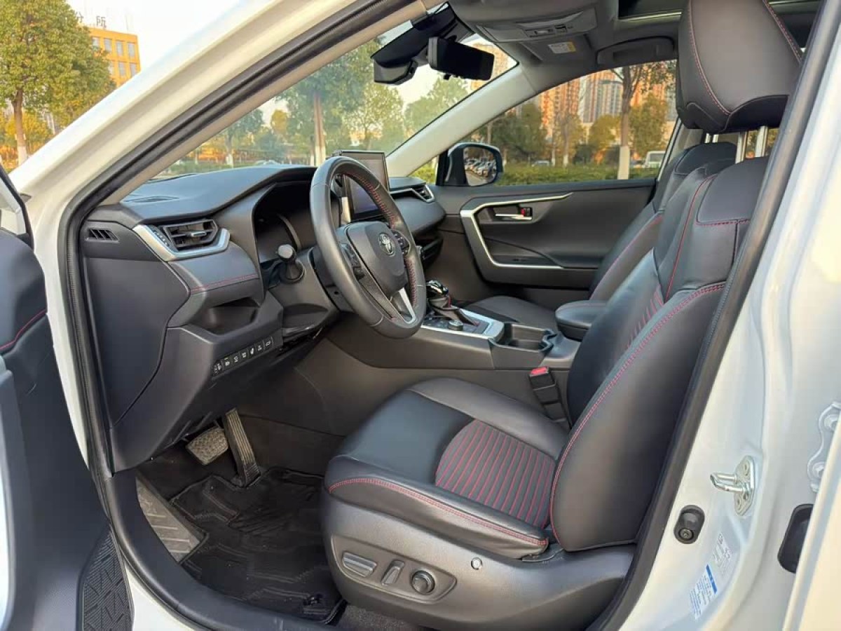 Toyota RAV4 Hybird E+ 2021 immagine di auto #6