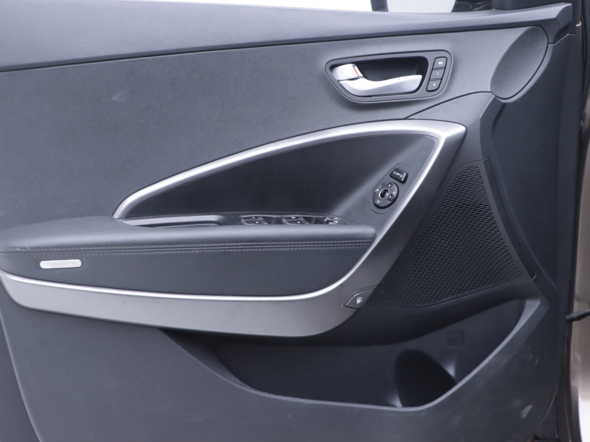 Hyundai Santa Fe 2013 car image #6