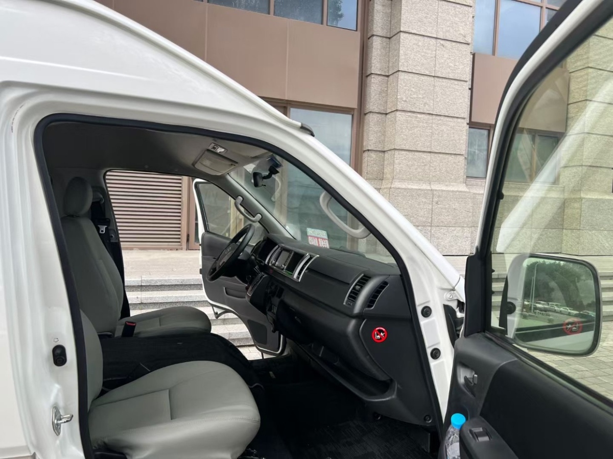Toyota 2015 car image #6