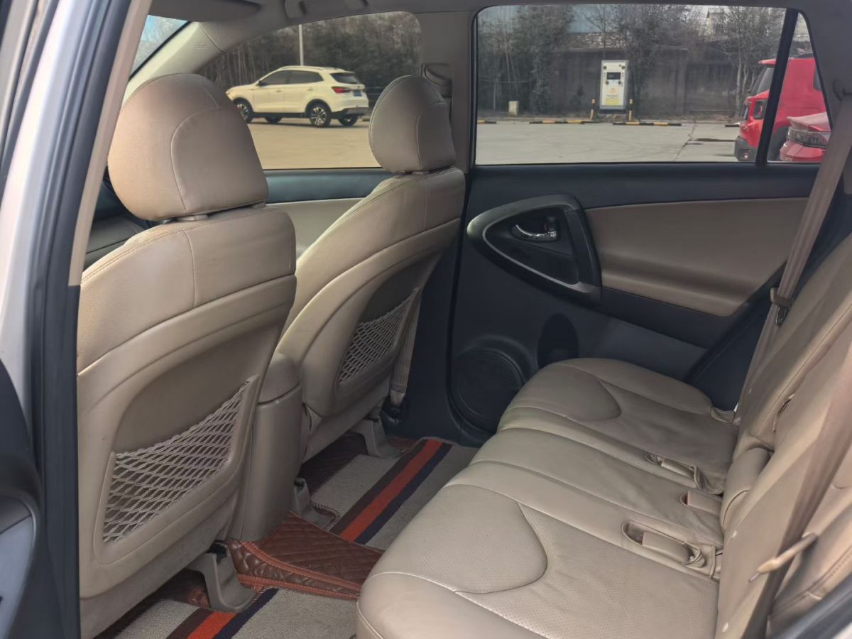 Toyota RAV4 2012 immagine di auto #6