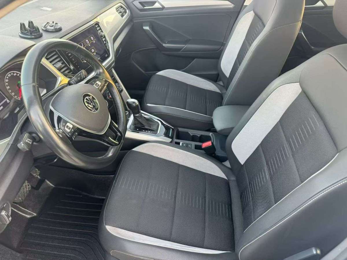 Volkswagen T-Roc 2023 car image #6