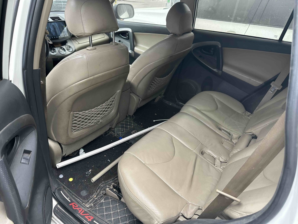 Toyota RAV4 2011 immagine di auto #6