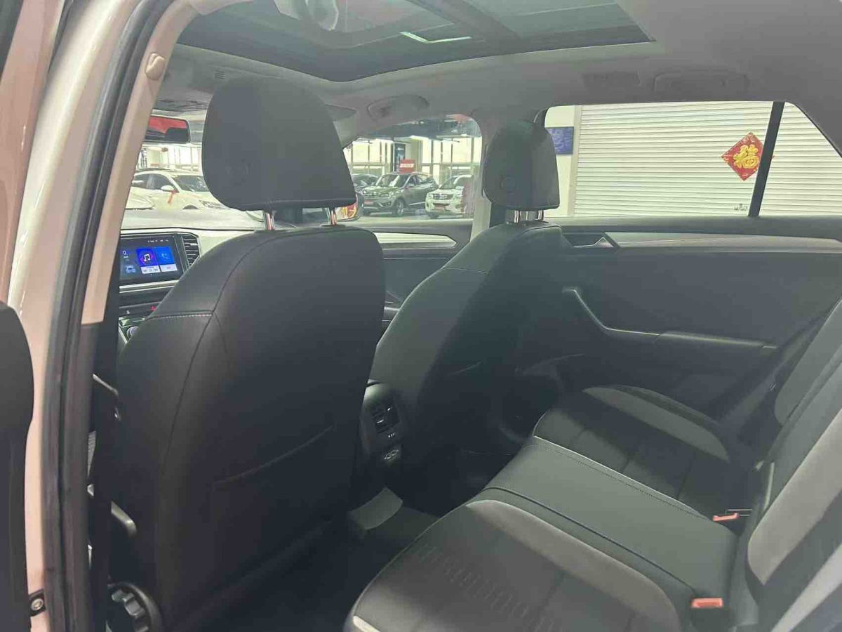 Volkswagen T-Roc 2020 car image #6