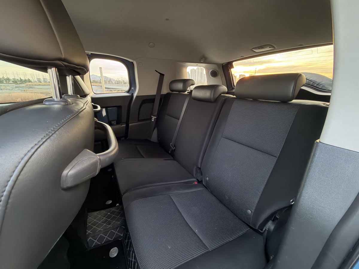 Toyota FJ Cruiser 2011 car image #6