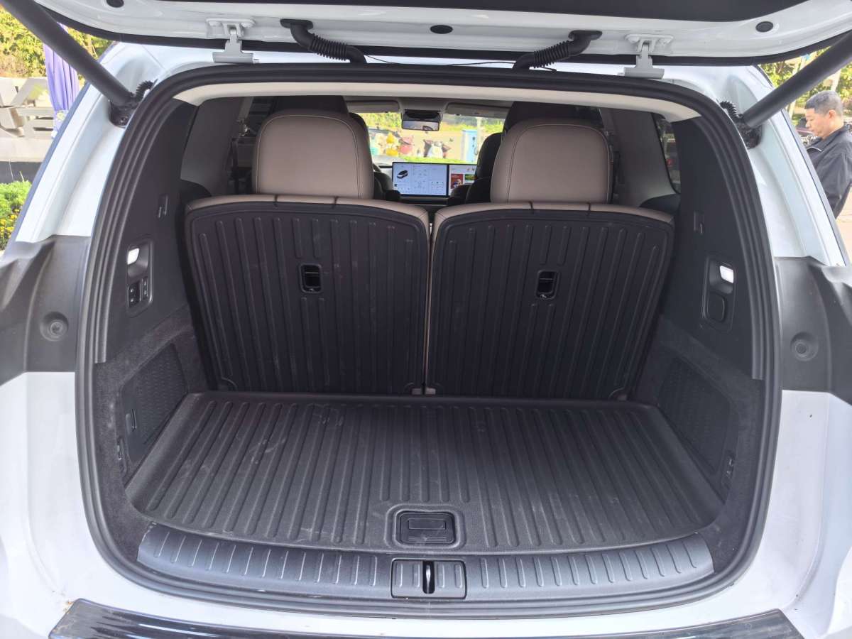 Li i8 2025 image de voiture #6