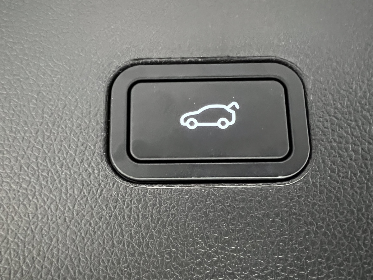 Xpeng G9 2025 car image #6