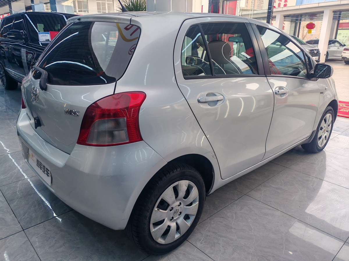 Toyota Yaris 2010 car image #6