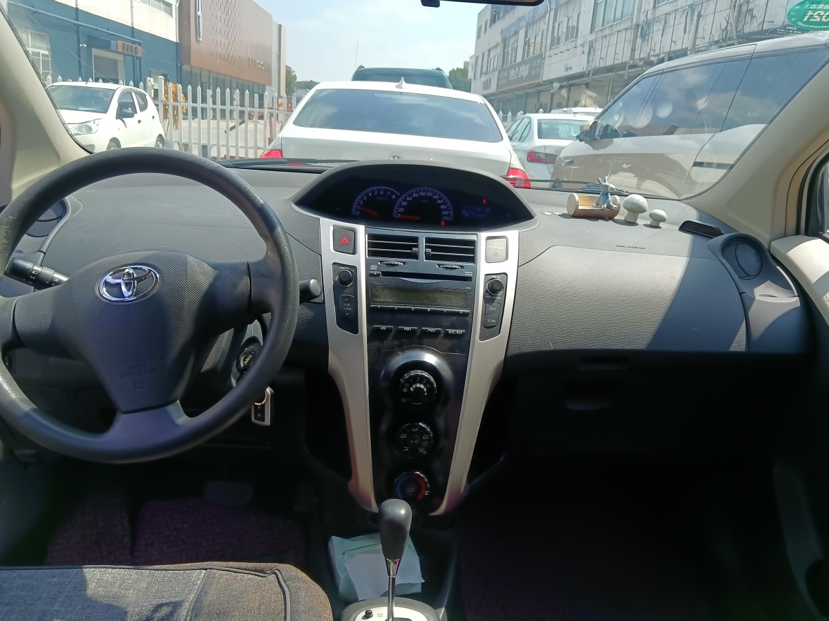 Toyota Yaris 2013 car image #6