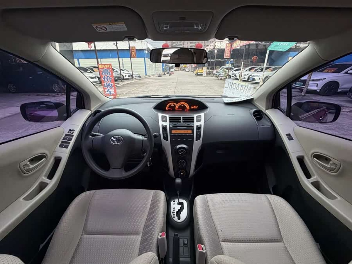 Toyota Yaris 2012 car image #6