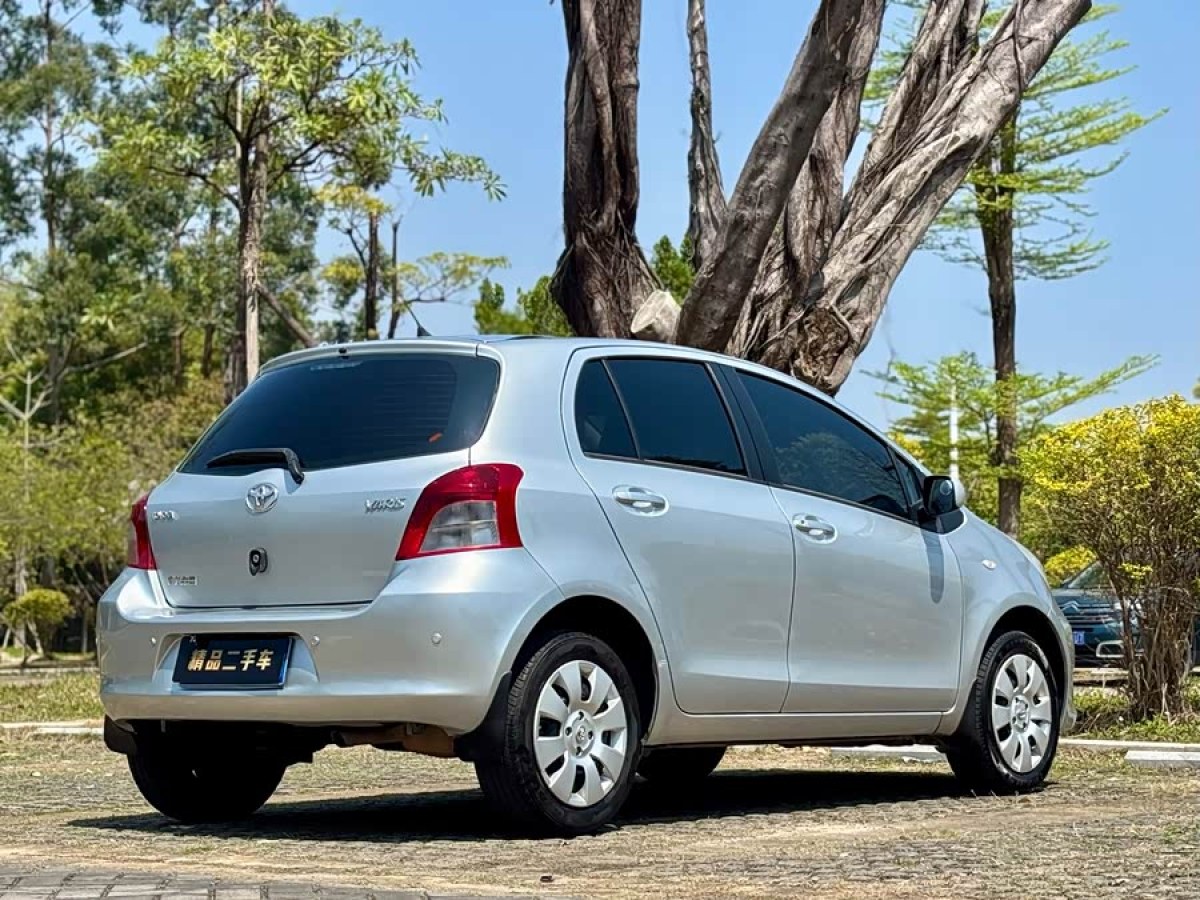 Toyota Yaris 2011 car image #6