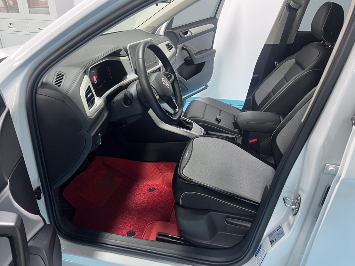 Volkswagen T-Roc 2023 car image #6