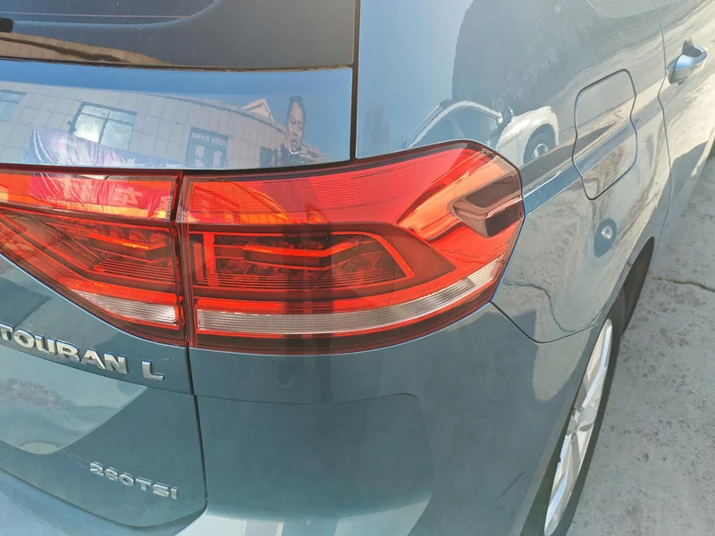 Volkswagen Touran 2018 car image #6