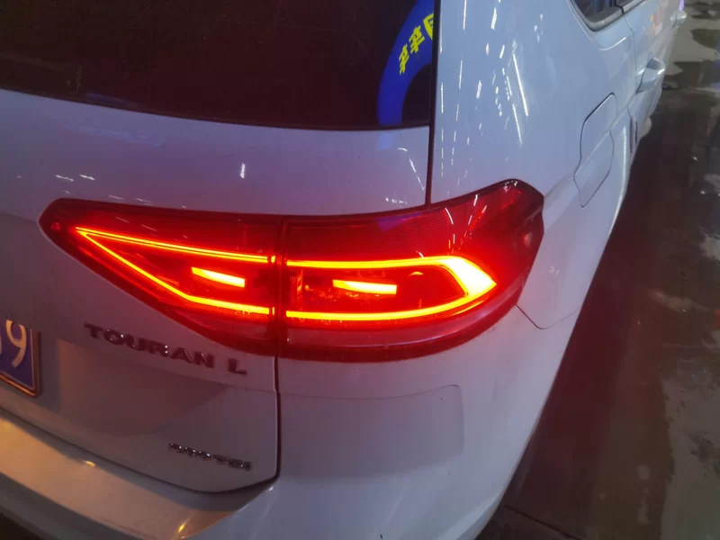 Volkswagen Touran 2018 car image #6