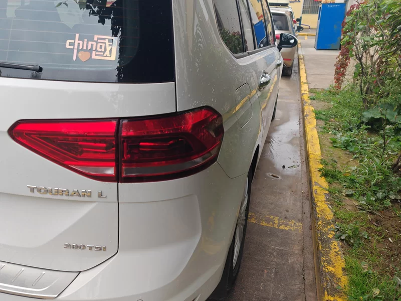 Volkswagen Touran 2018 car image #6