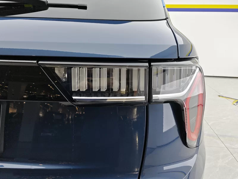 Lynk & Co 01 2018 #6 Lynk & Co 01 2018 car image #6