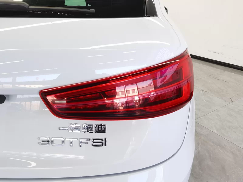 Audi Q3 2017 car image #6