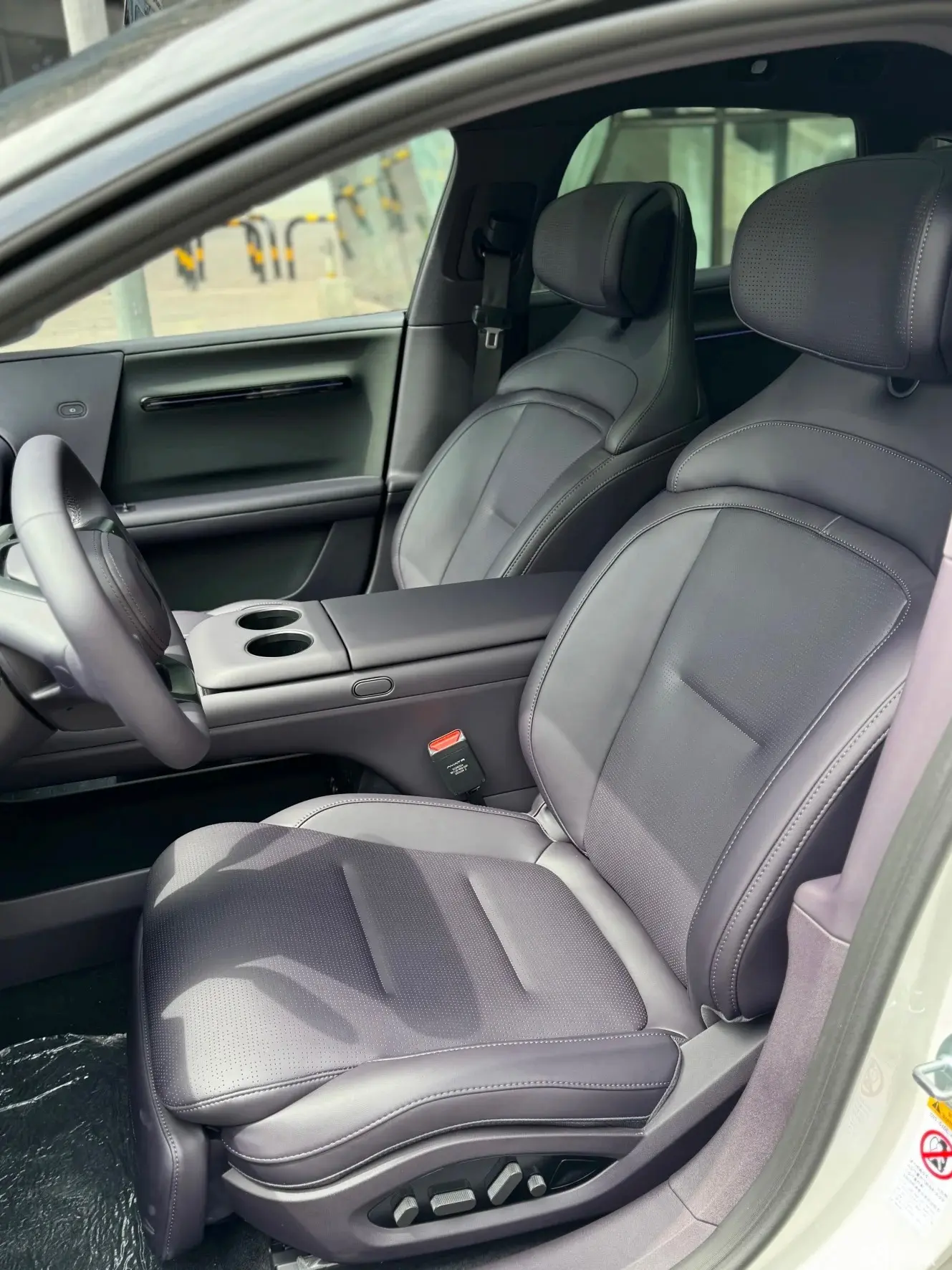 Avatr 06 2025 car image #6