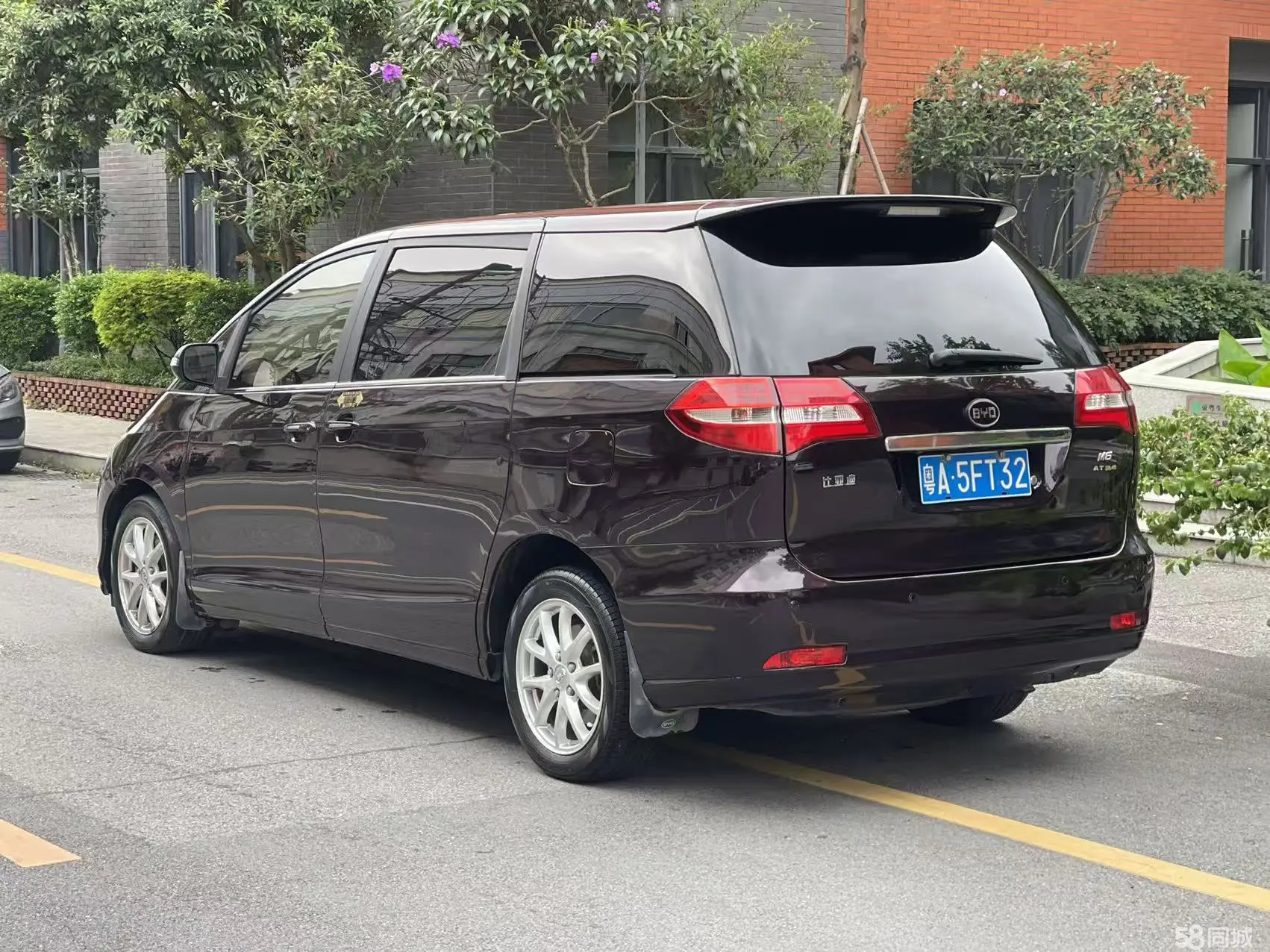 BYD M6 2014 car image #6